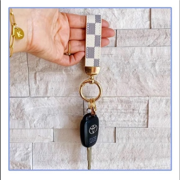 White & Gray 🔑 Keychain - Picture 1 of 1
